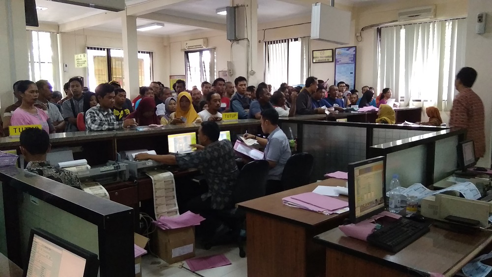 Masyarakat antri di KB Samsat Tulunggagung sebelum program pemutihan berakhir.