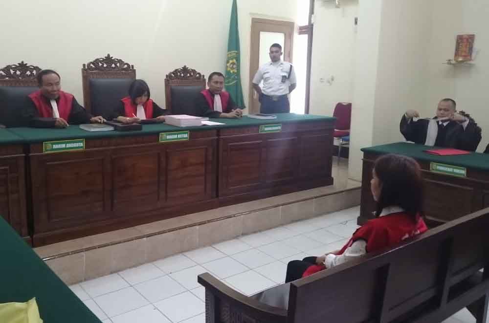 Sidang dengan terdakwa ES