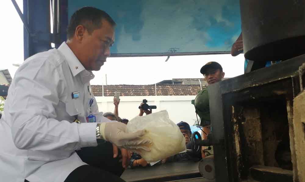 Kepala BNNP Jatim, Brigjen Pol Bambang Priyambadha musnahkan sabu dengan cara dibakar
