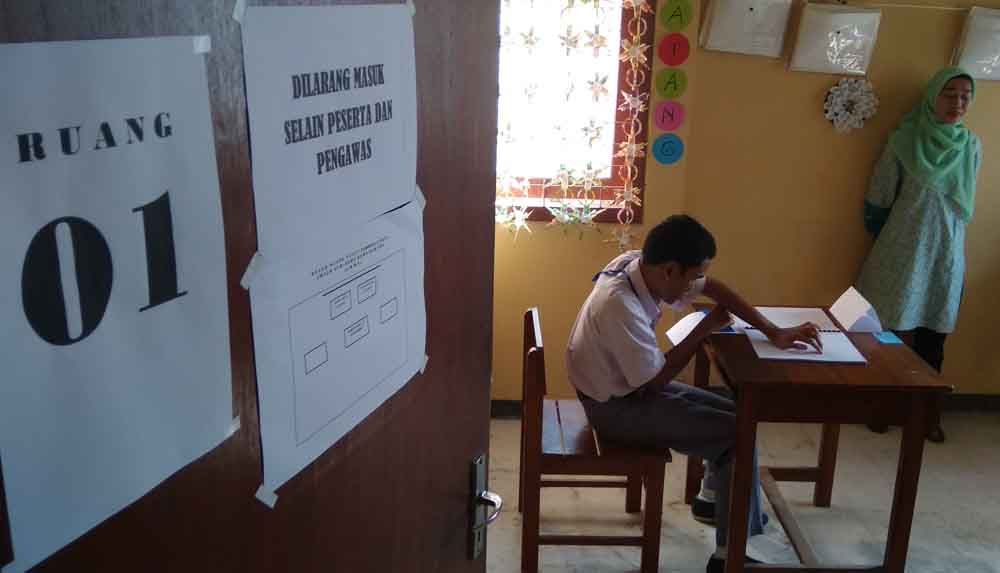 Fajar Calvino Samsul Duha, peserta UNBK Tunanetra saat mengikuti ujian