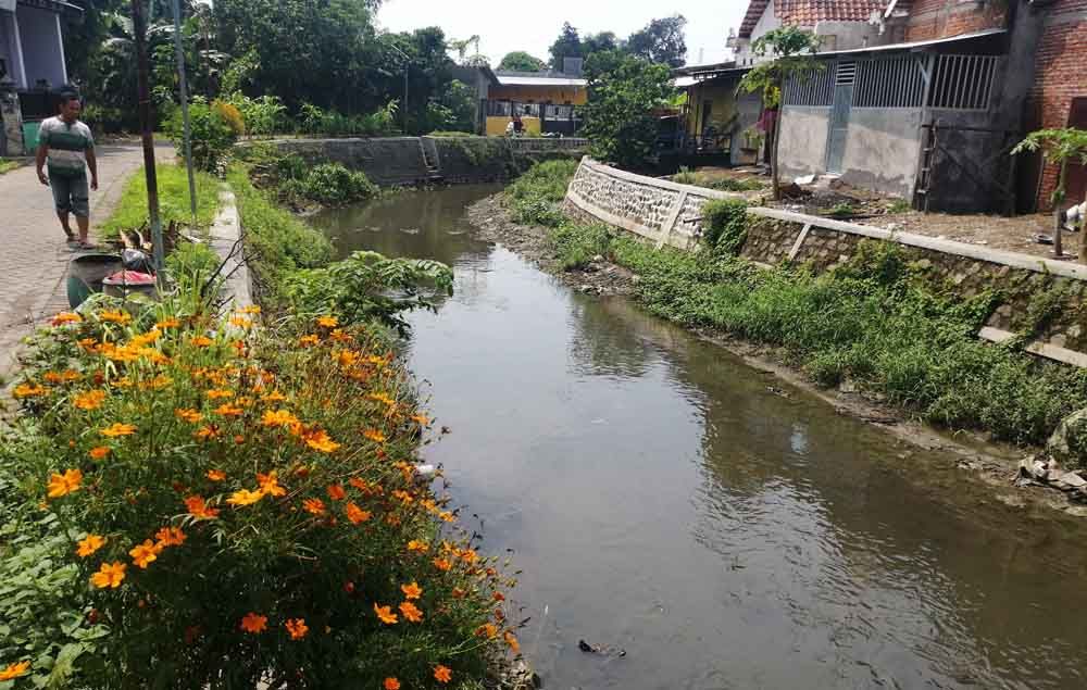 Sutikno perlihatkan sungai Desa Ental Sewu bersih dari sampah