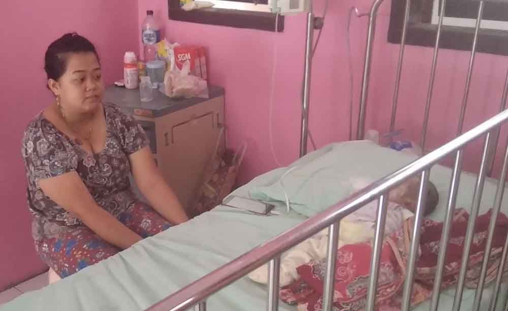 Rafika Dewi menunggu buah hatinya yang dirawat di RSUD dr Iskak Tulunggagung