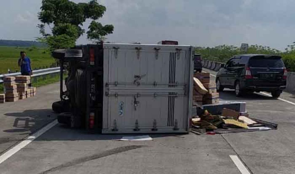 Truk boks bermuatan oli terguling di Tol Jombang