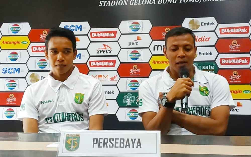 Asisten pelatih Persebaya Bejo Sugiantoro dan Kapten Tim Persebaya Misbakun