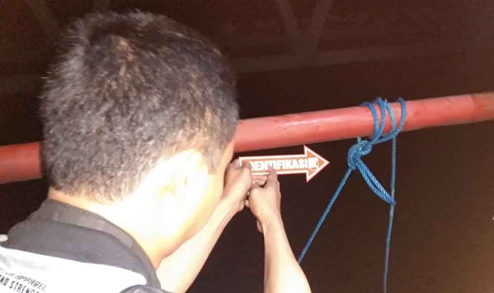 Polisi mendatangi lokasi terjatuhnya korban di Jembatan Ngrame