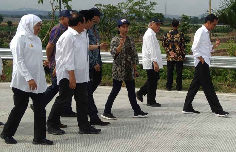 Gubernur Khofifah mendampingi Presiden Jokowi resmikan Tol Paspro