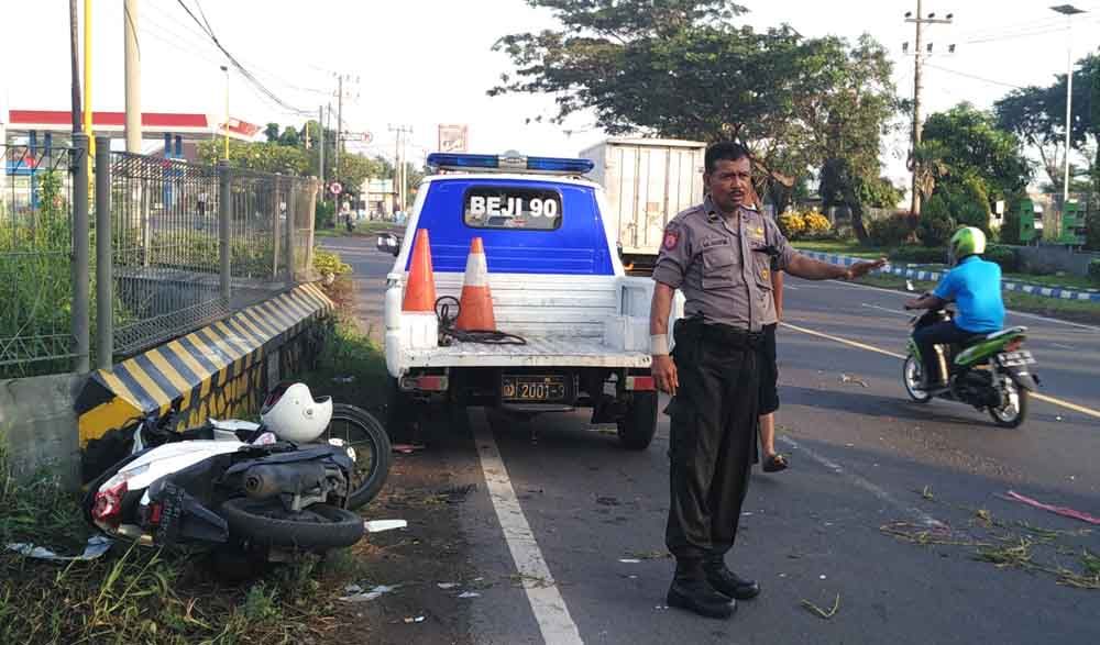 Motor korban yang ringsek usai kecelakaan di Pasuruan
