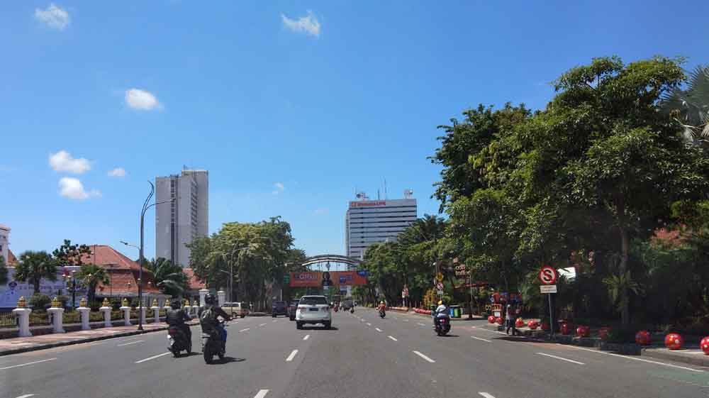 Jalanan Kota Surabaya yang lengang
