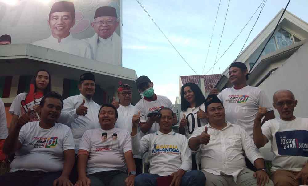 Relawan pendukung Jokowi cukur gundul 