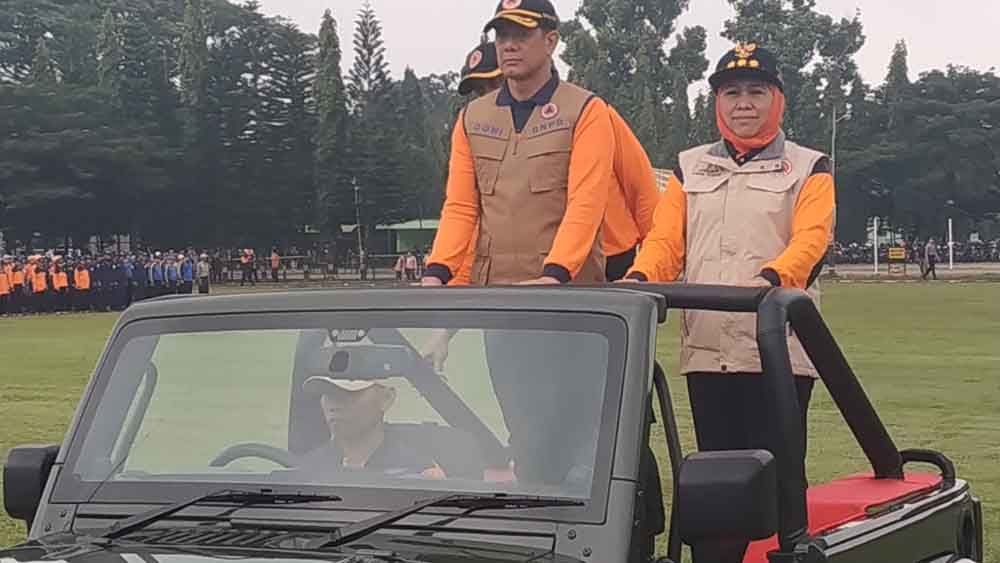 Kepala BNPB Doni Monardo dan Gubernur Jatim Khofifah cek peserta apel kesiapsiagaan  bencana di Malang