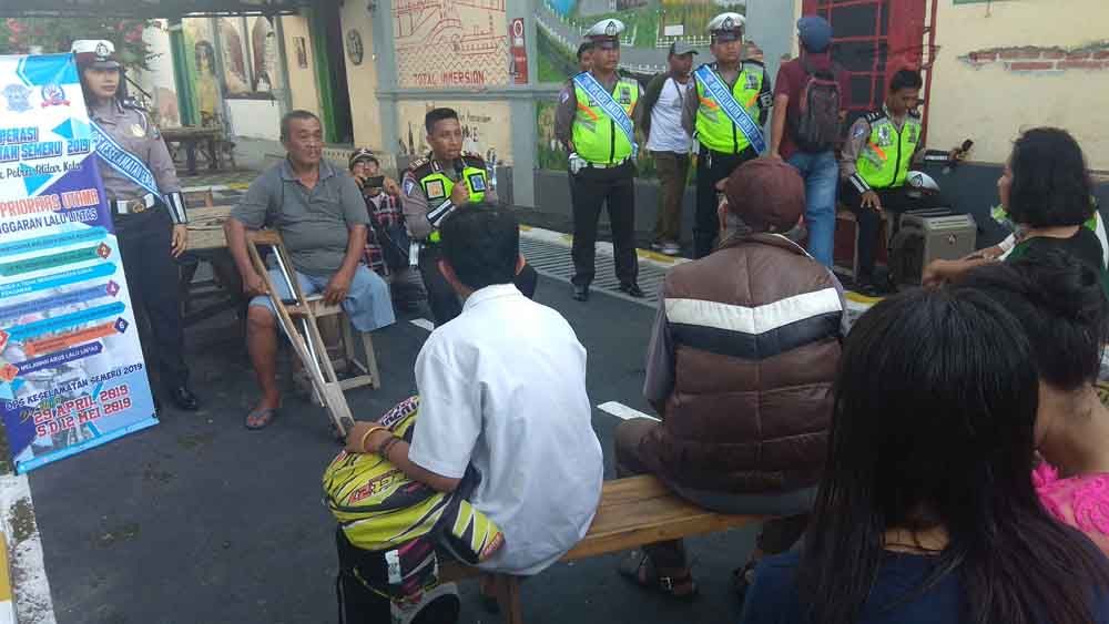 Sujarno menceritakan kecelakaan yang menimpanya kepada pelanggar yang terjaring razia