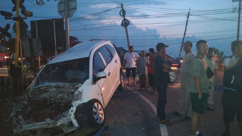 Kondisi mobil Honda Mobilio setelah tersambar kereta api di Beji, Pasuruan