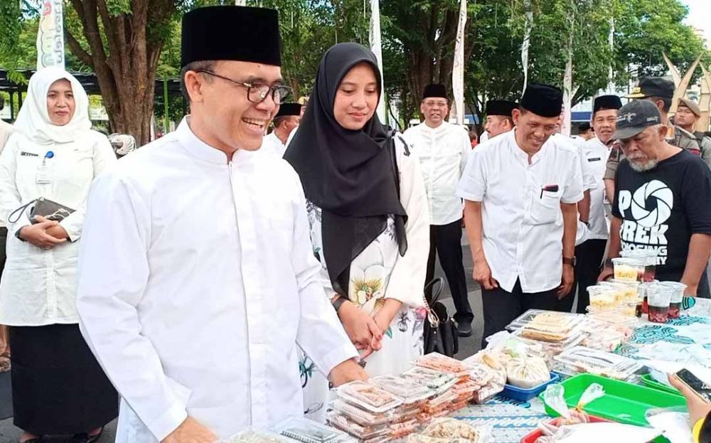 Bupati Banyuwangi Abdullah Azwar Anas membuka pasar takjil