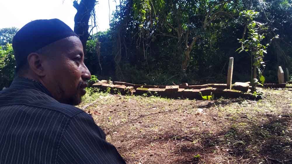 Kompleks makam di Hutan Banyuwangi