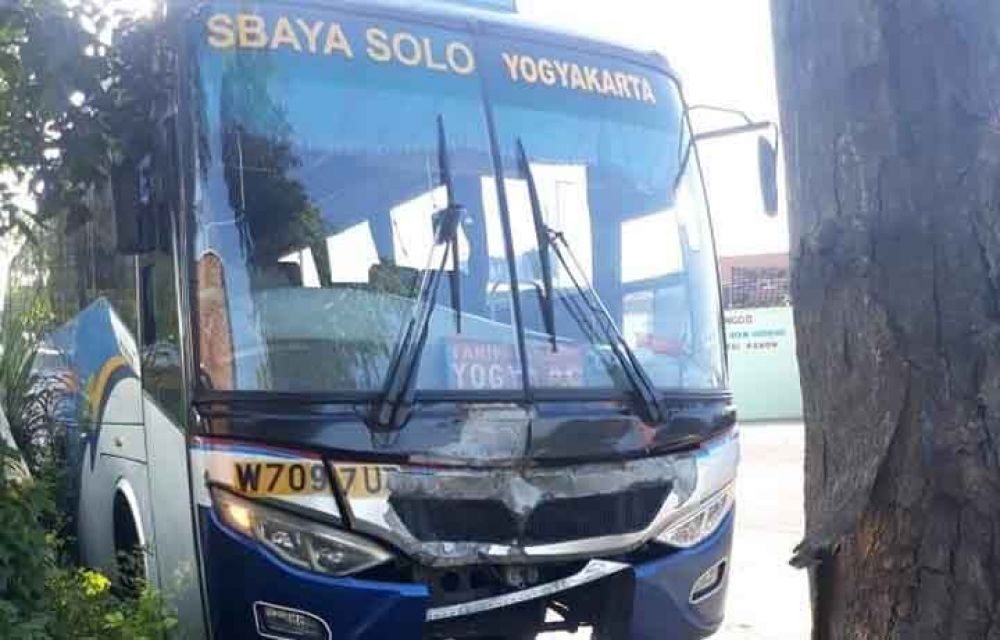 Bus Sugeng Rahayu tabrak pengendara motor di Jombang
