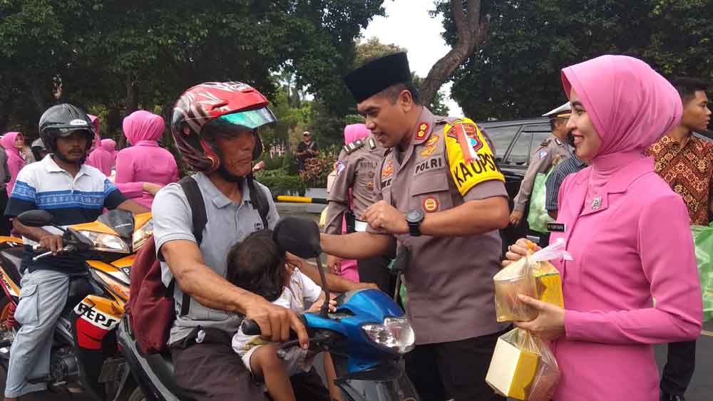 Sosialisasikan Tertib Berkendara, Polisi di Banyuwangi Bagikan Takjil