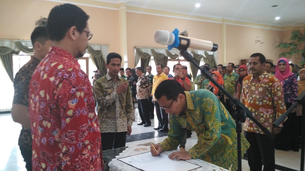 Plt Wali Kota Pasuruan, Raharto Teno Prasetyo melantik 146 PNS untuk kedua kalinya