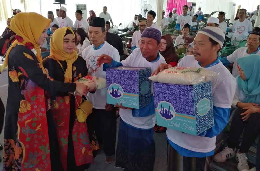 Bakti sosial kepada seniman dan tukang becak di Surabaya