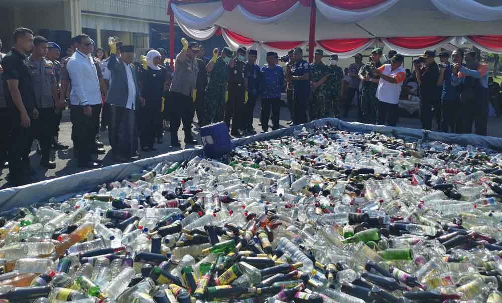 Pemusnahan miras di Polda Jatim