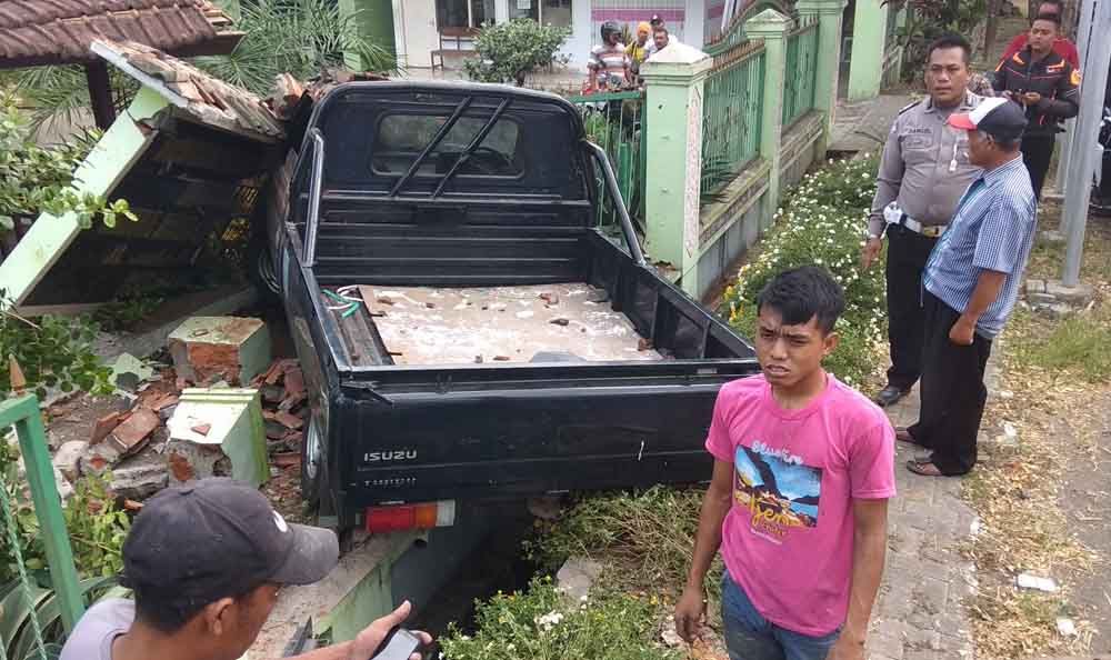 Panther tabrak papan nama Kantor Desa di Banyuwangi