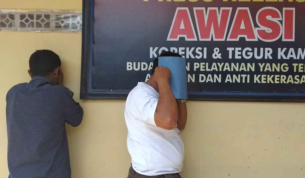 Terduga pelaku MH (kaos putih) dan WB saat di Polsek Sempu