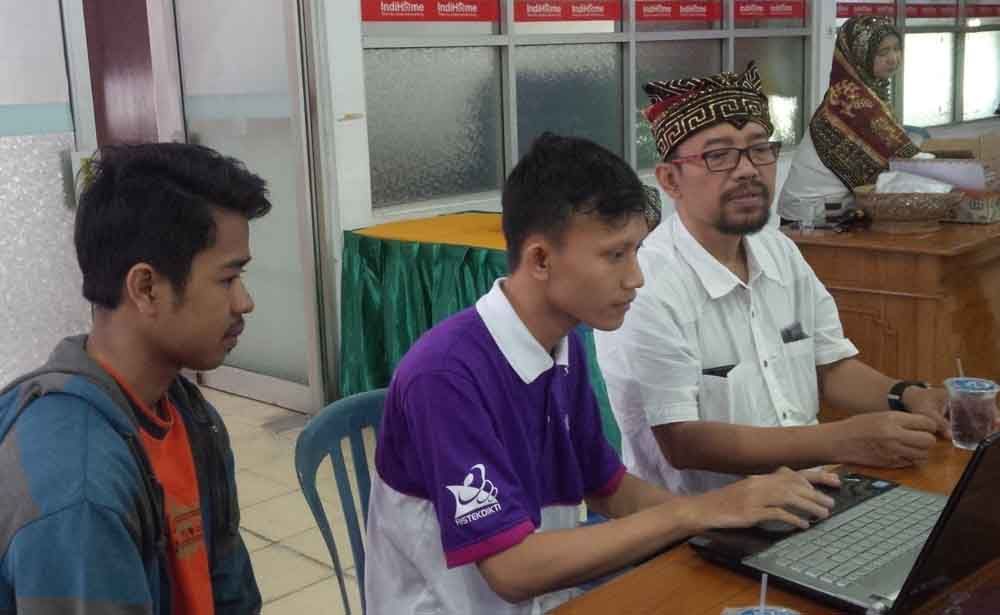 Komunitas Sengker Kuwung Blambangan buat Kamus Bahasa Osing 