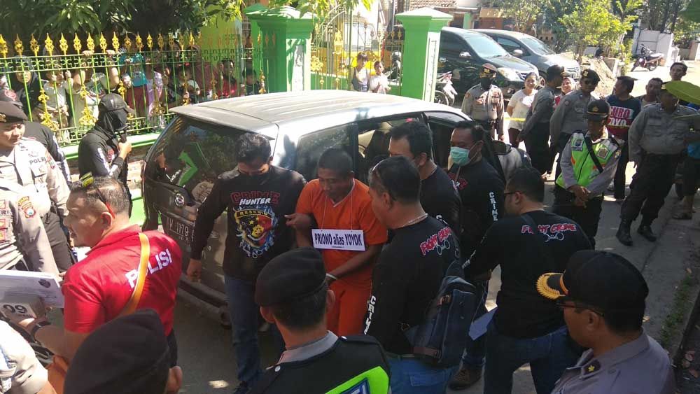 Masyarakat menonton rekonstruksi kedua pelaku