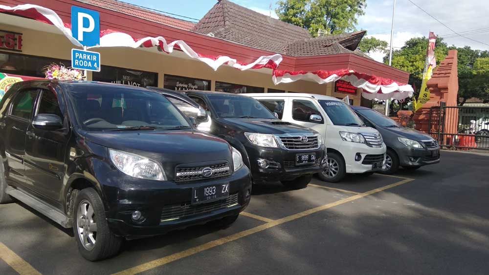 Empat mobil yang disita KPK diparkir di depan SPKT Polres Mojokerto Kota