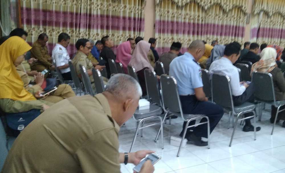 Peserta rapat dari OPD Kota Probolinggo bermain hape saat rapat paripurna di DPRD