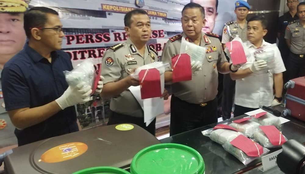 Kapolda Jatim Irjen Pol Luki tunjukkan sabu berat 11,5 kilogram yang berhasil disita