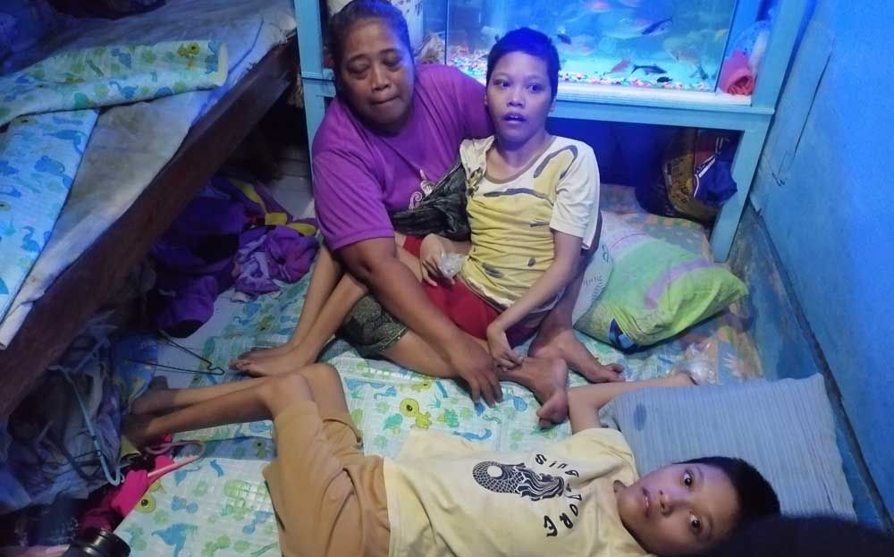 Keua remaja putri yang mendita lumpuh dan tuna wicara membutuhkan bantuan