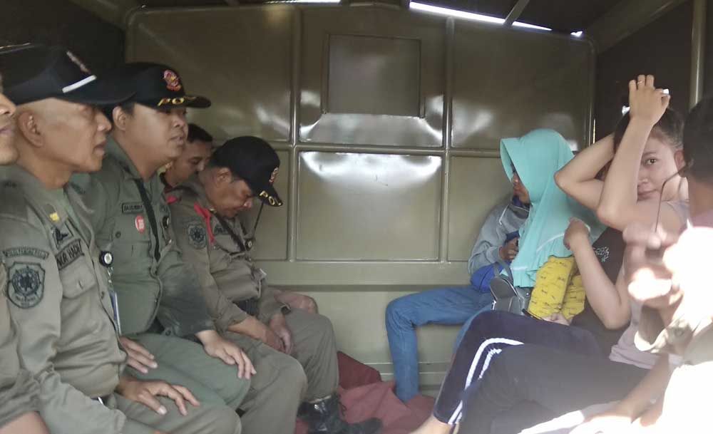 Pasangan yang terciduk diamankan di kantor Satpol PP Mojokerto 