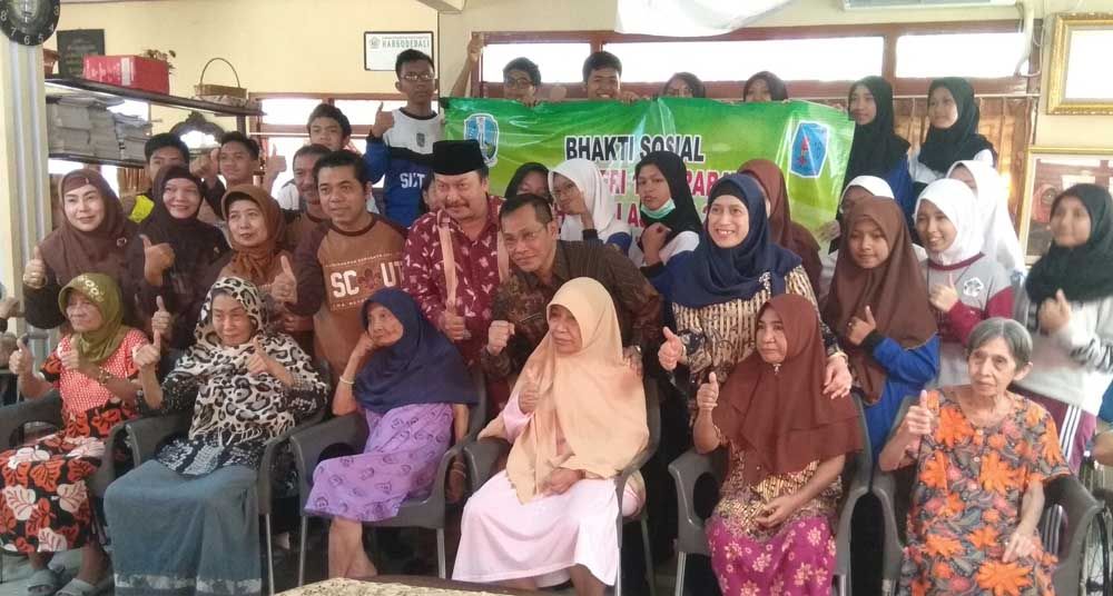 MPLS SMA di Surabaya, Siswa Diajak Kunjungi Panti Werdha