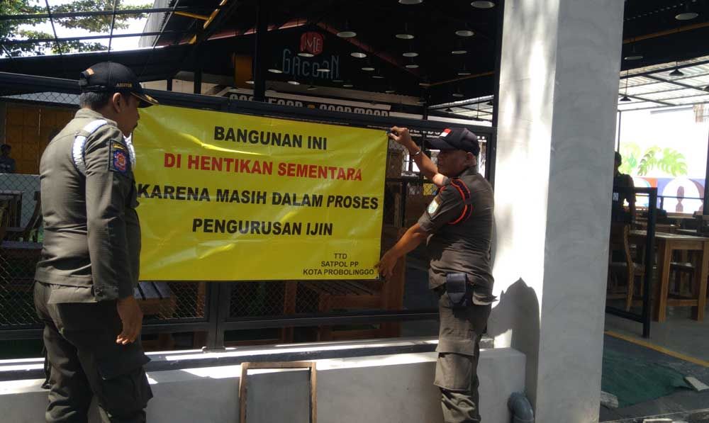 Satpol PP menyegel bangunan di Probolinggo
