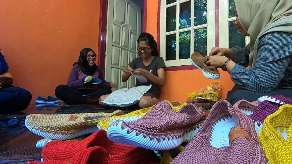 Sepatu Rajut Bikinan Emak-emak di Mojokerto ini Tembus Luar Jatim