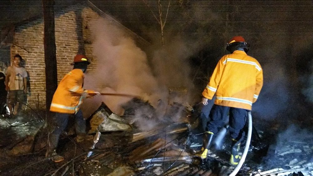 Petugas PMK berjibaku padamkan api di Mojokerto