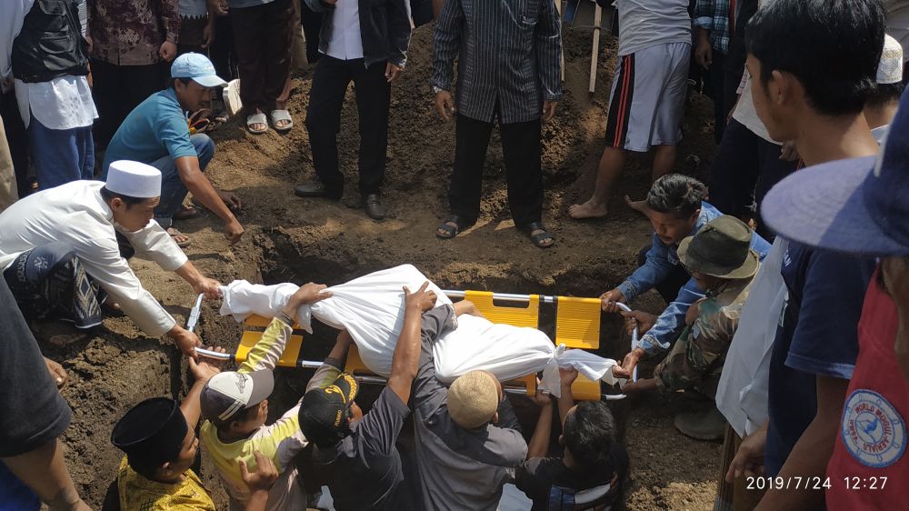 4 Bocah Korban Kebakaran Rumah Kontrakan di Batu Dimakamkan Satu Liang