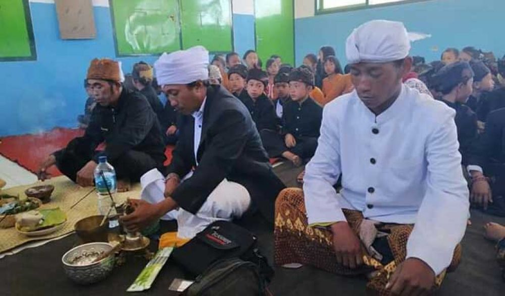 Tradisi Ngambeng di SDN 1 Ledok Ombo Probolinggo