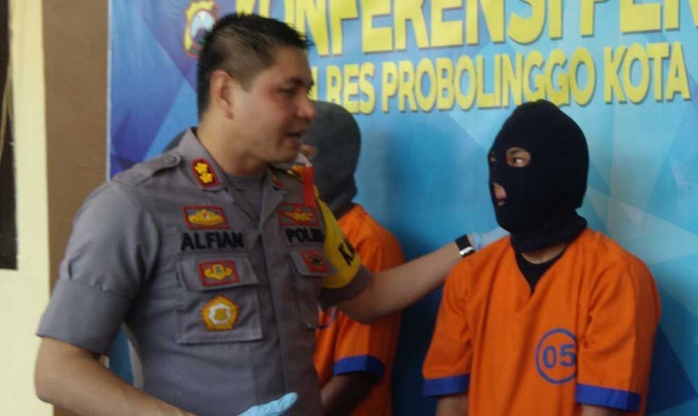 Kedua pelaku pencuri handphone ditangkap