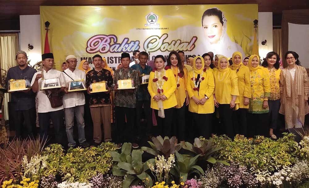 Penyerahan bantuan peralatan salat