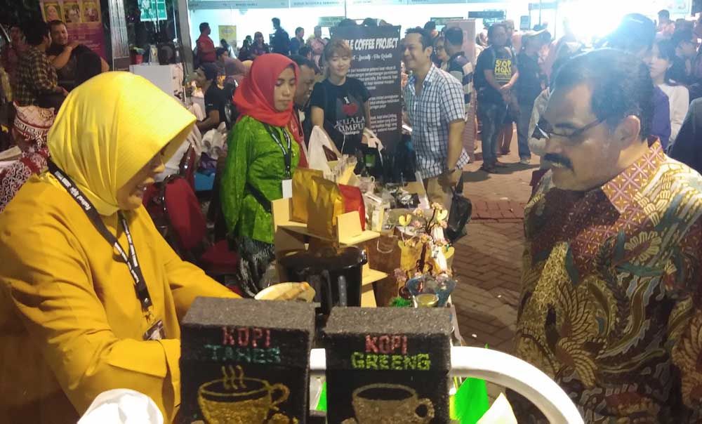 Kadisperindag Jatim, Drajat Irawan saat meninjau stand peserta Festival Kopi Jatim 2019