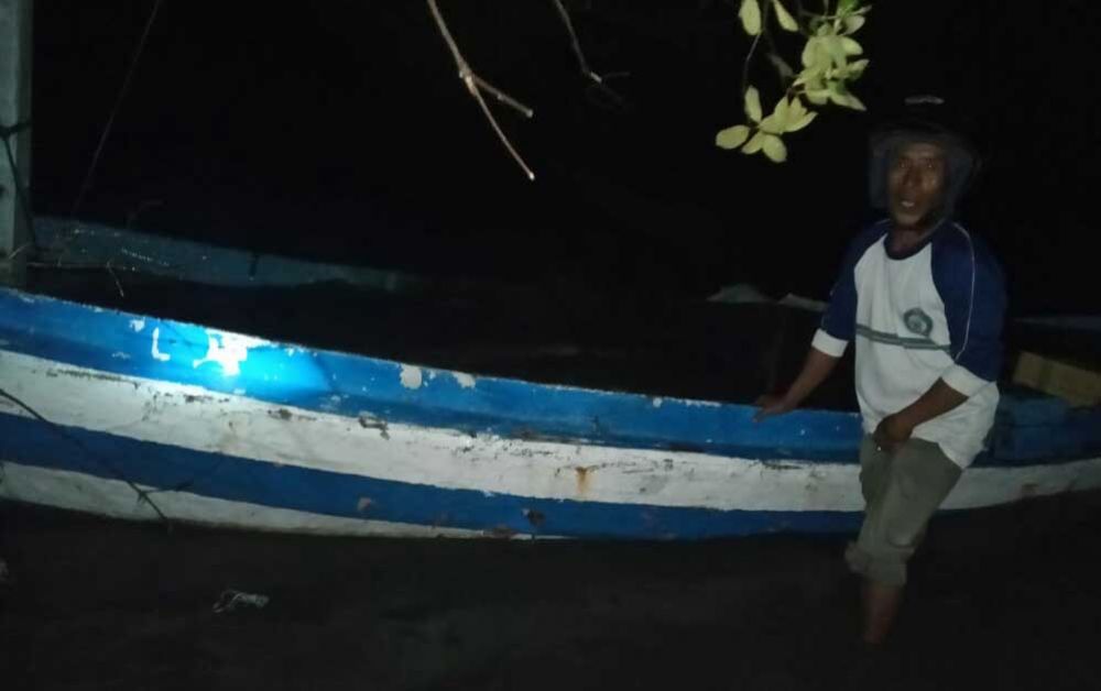 Sebuah Perahu 'Misterius' Terdampar di Pantai Gending Probolinggo