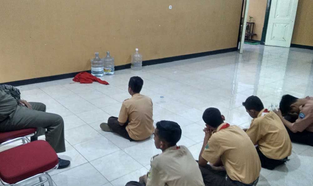 Satpol PP Amankan Sebilah Sajam dalam Razia Pelajar di Probolinggo