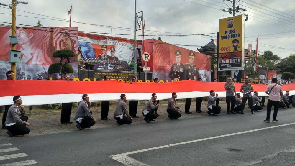 Pembentangan bendera oleh Polres Probolinggo