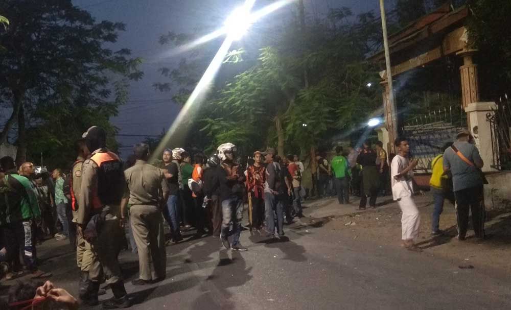 Petugas berjaga di Jalan Kalasan Surabaya