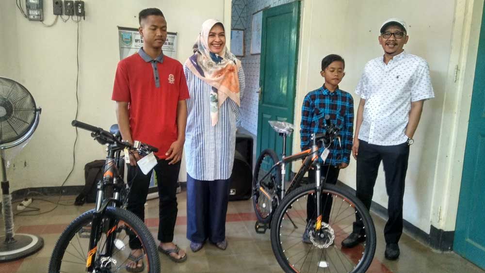 Bupati Probolinggo menyerahkan sepeda angin kepada dua pelajar