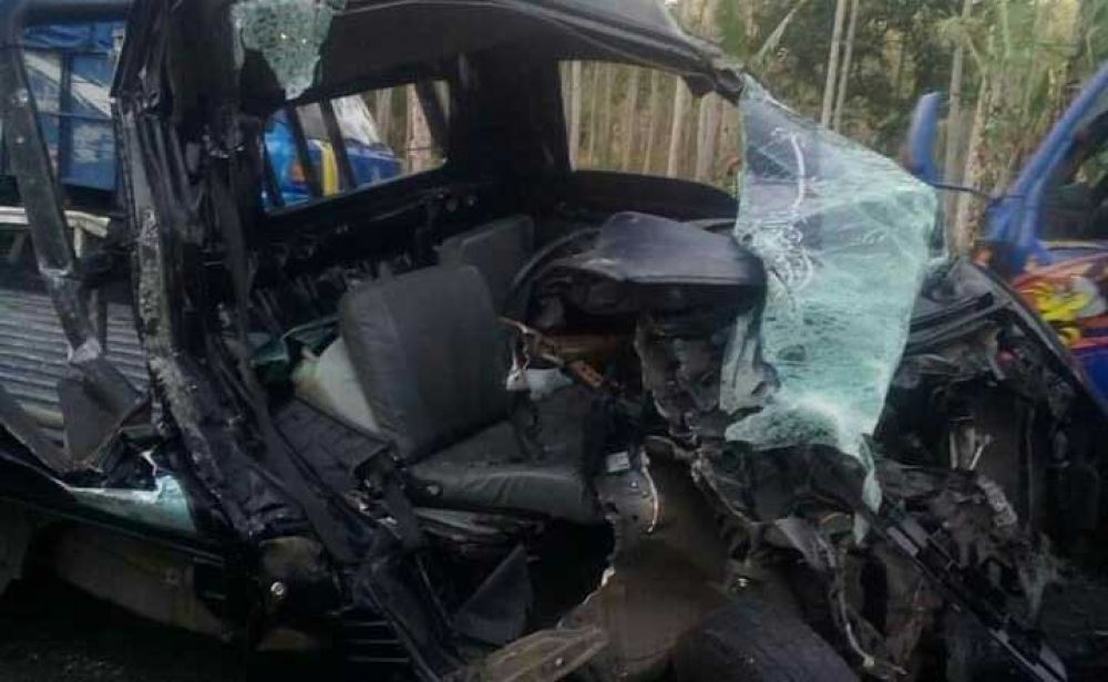 Mobil pikap yang ringsek setelah menabrak truk