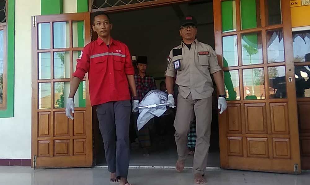 Jenazah korban dibawa ke rumah sakit