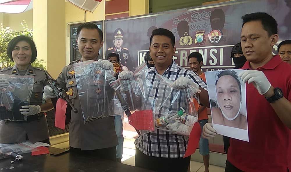 Kapolres Mojokerto tunjukkan senpi yang digunakan pelaku mencuri kendaraan