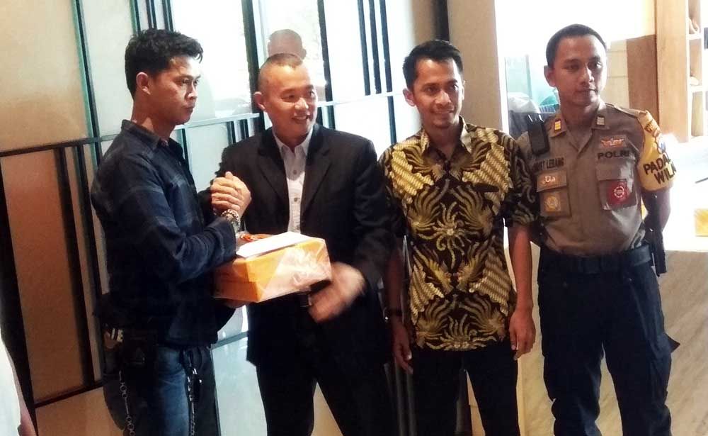Bekuk Teroris, 3 Anggota Polsek Wonokromo dapat Penghargaan dari Warga